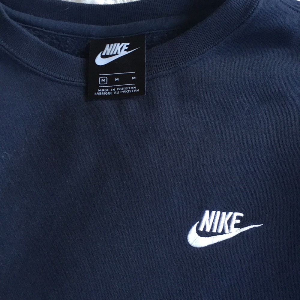 Men’s navy blue medium Nike sweatshirt